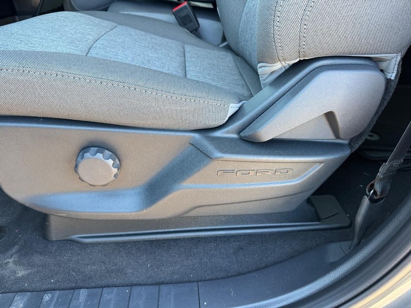 Ford Super Duty F-250 SRW Vehicle Full-screen Gallery Image 17