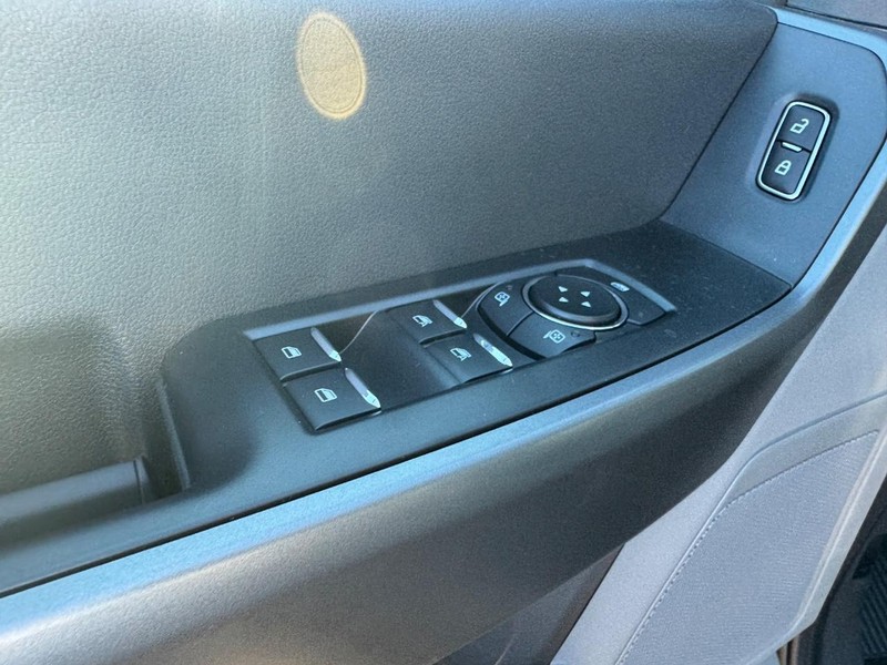 Ford Super Duty F-250 SRW Vehicle Full-screen Gallery Image 18