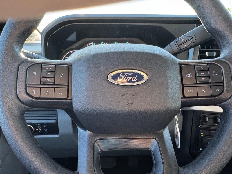 Ford Super Duty F-250 SRW Vehicle Full-screen Gallery Image 19