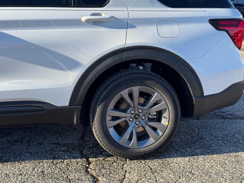 Ford Explorer Vehicle Full-screen Gallery Image 10