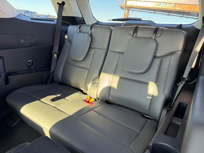 Ford Explorer Vehicle Full-screen Gallery Image 12