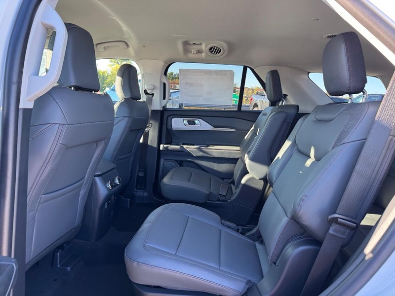 Ford Explorer Vehicle Full-screen Gallery Image 13