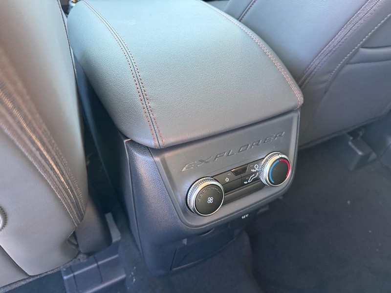 Ford Explorer Vehicle Full-screen Gallery Image 14