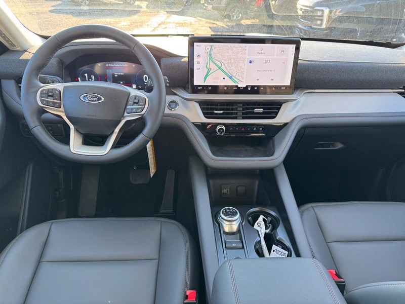 Ford Explorer Vehicle Full-screen Gallery Image 15