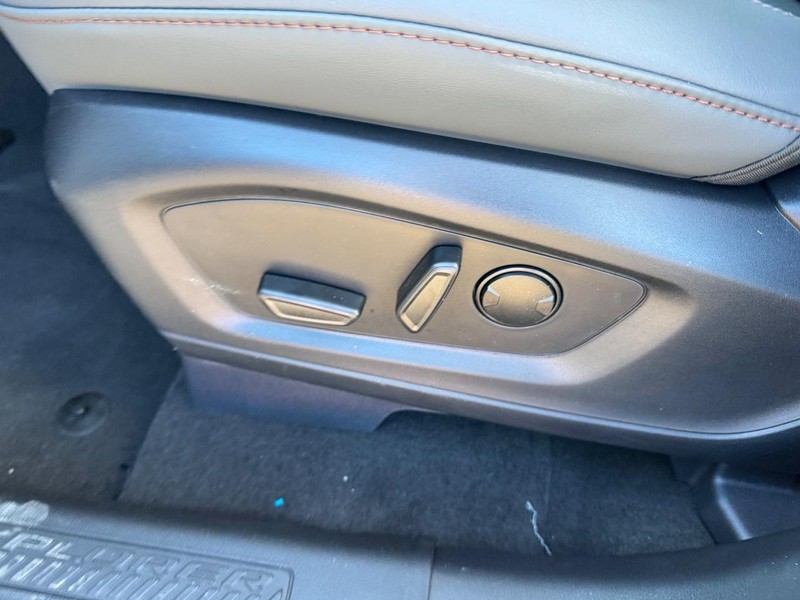 Ford Explorer Vehicle Full-screen Gallery Image 19