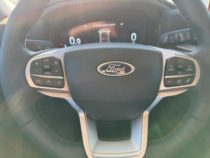 Ford Explorer Vehicle Full-screen Gallery Image 21