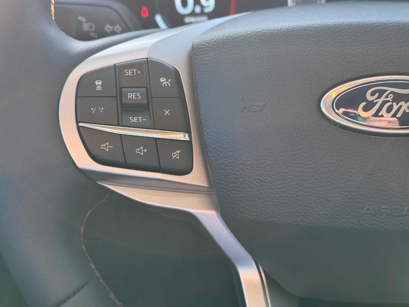 Ford Explorer Vehicle Full-screen Gallery Image 22