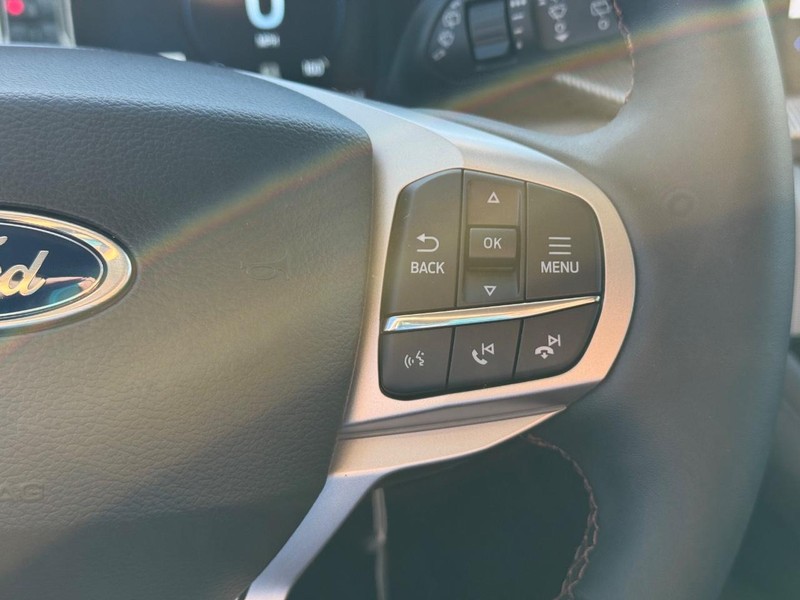 Ford Explorer Vehicle Full-screen Gallery Image 23