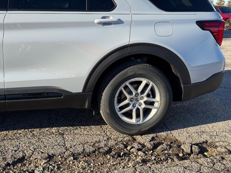 Ford Explorer Vehicle Image 11