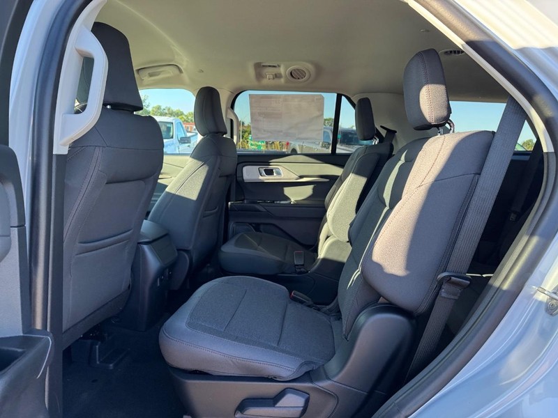 Ford Explorer Vehicle Image 12