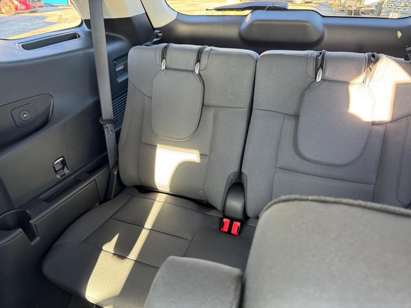 Ford Explorer Vehicle Image 13