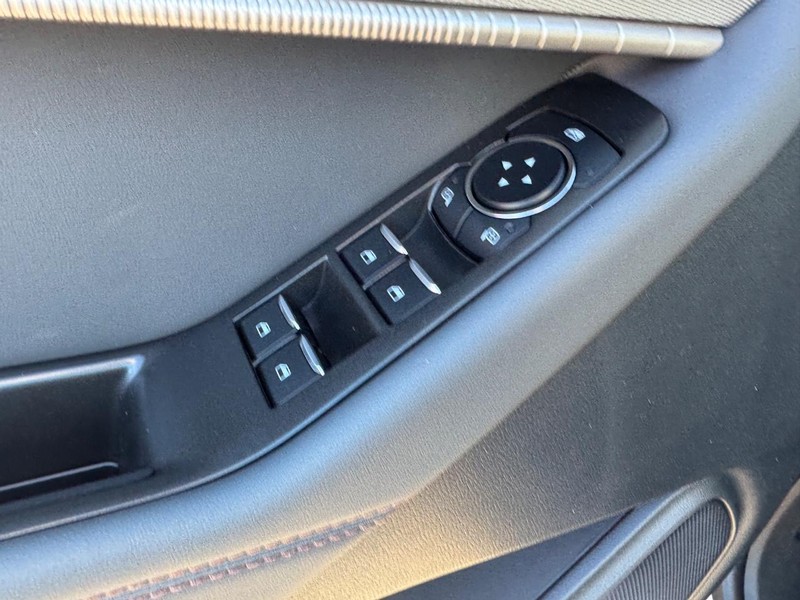 Ford Explorer Vehicle Image 19