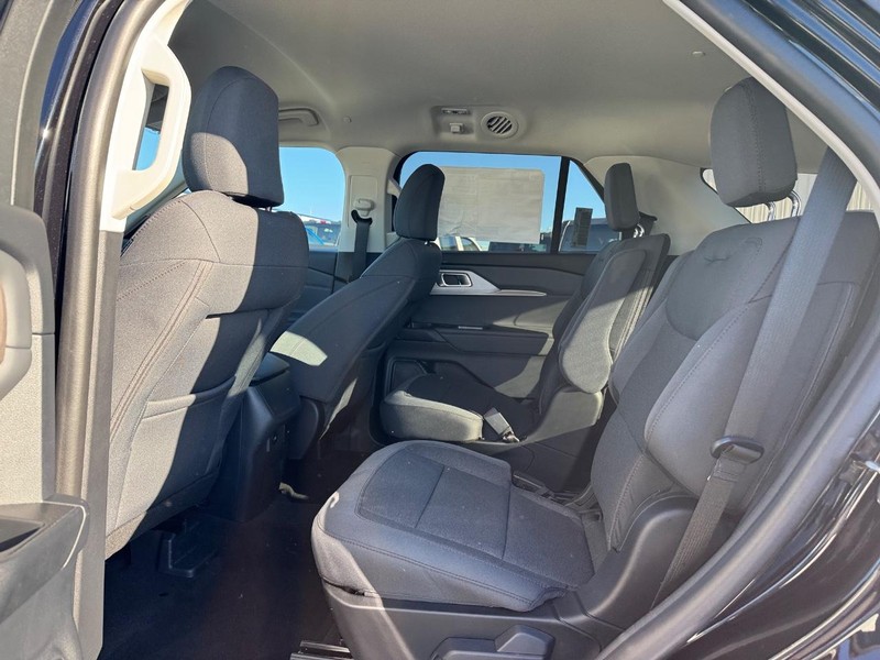 Ford Explorer Vehicle Full-screen Gallery Image 12