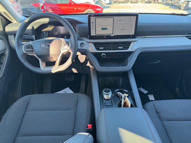 Ford Explorer Vehicle Full-screen Gallery Image 13