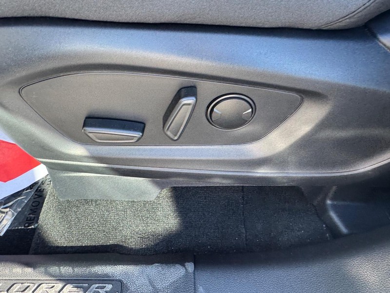 Ford Explorer Vehicle Full-screen Gallery Image 17