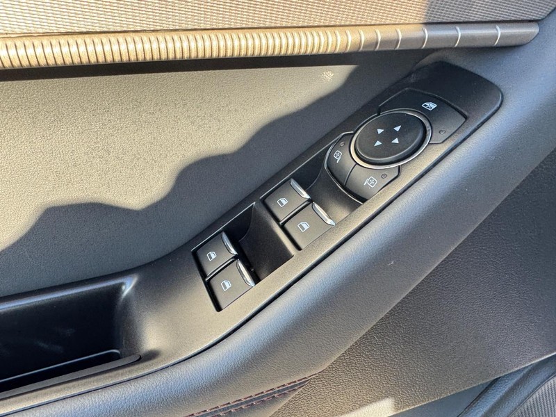 Ford Explorer Vehicle Full-screen Gallery Image 18