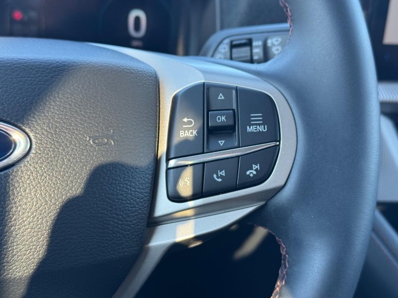 Ford Explorer Vehicle Full-screen Gallery Image 21