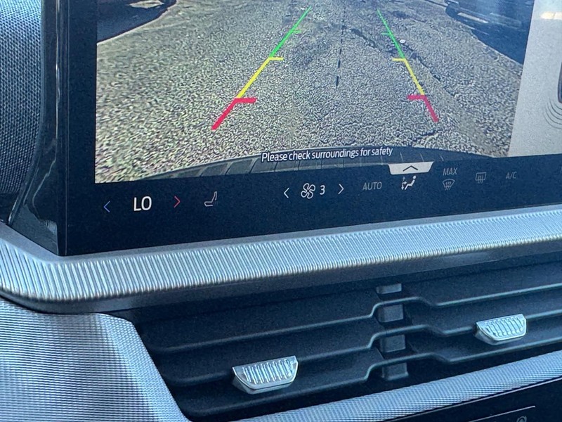 Ford Explorer Vehicle Full-screen Gallery Image 22