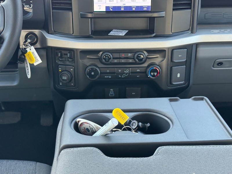 Ford Super Duty F-250 SRW Vehicle Image 16