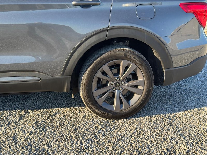 Ford Explorer Vehicle Full-screen Gallery Image 11