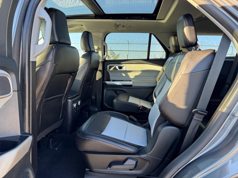 Ford Explorer Vehicle Full-screen Gallery Image 12