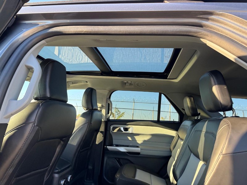 Ford Explorer Vehicle Full-screen Gallery Image 13