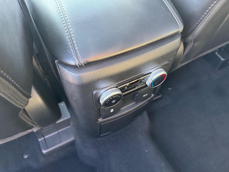 Ford Explorer Vehicle Full-screen Gallery Image 14