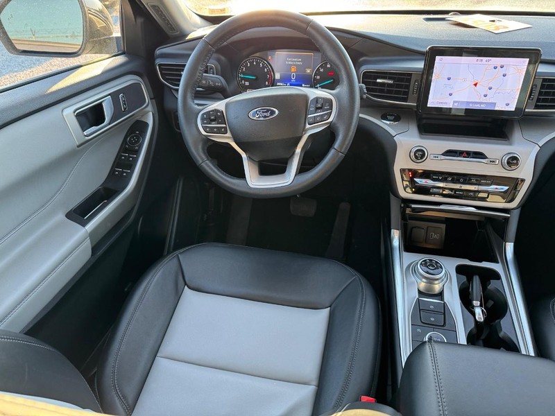 Ford Explorer Vehicle Full-screen Gallery Image 15