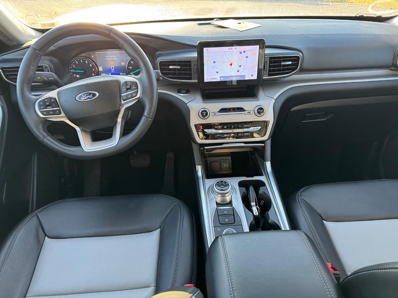 Ford Explorer Vehicle Full-screen Gallery Image 16