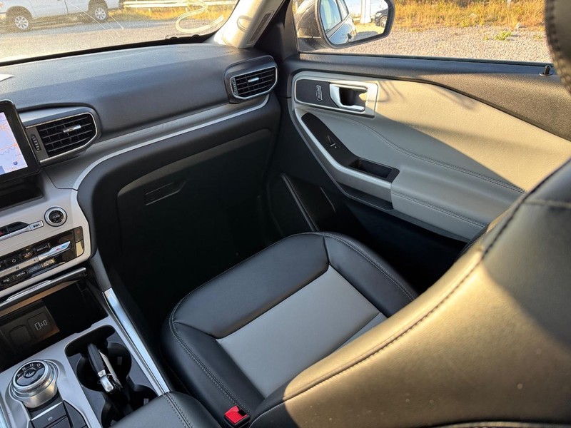 Ford Explorer Vehicle Full-screen Gallery Image 17