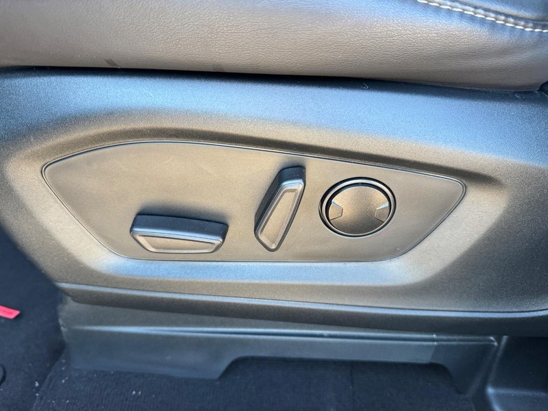 Ford Explorer Vehicle Full-screen Gallery Image 18