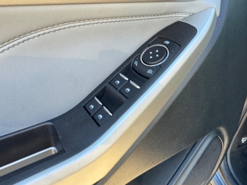 Ford Explorer Vehicle Full-screen Gallery Image 19