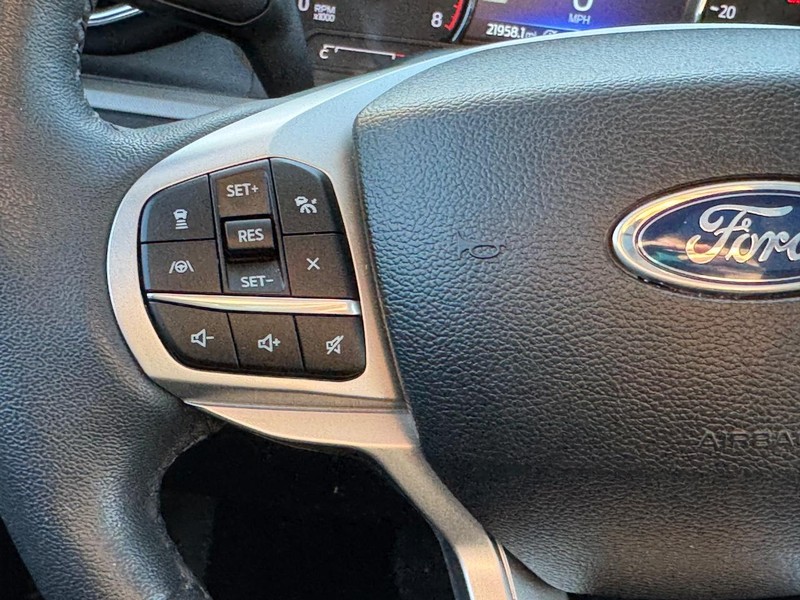 Ford Explorer Vehicle Full-screen Gallery Image 21