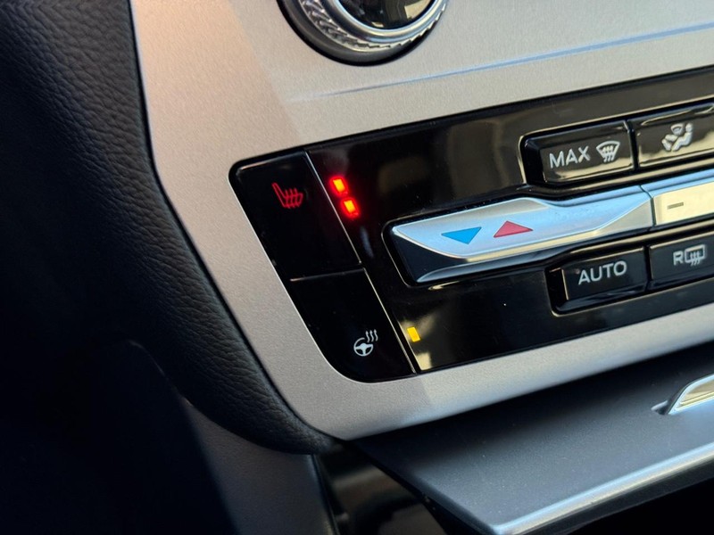 Ford Explorer Vehicle Full-screen Gallery Image 24