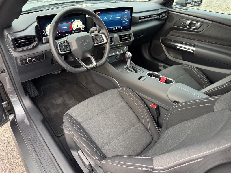 Ford Mustang Vehicle Full-screen Gallery Image 13