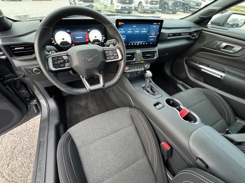 Ford Mustang Vehicle Full-screen Gallery Image 14