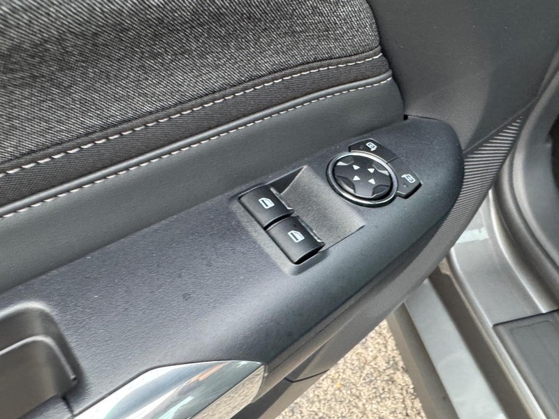 Ford Mustang Vehicle Full-screen Gallery Image 16