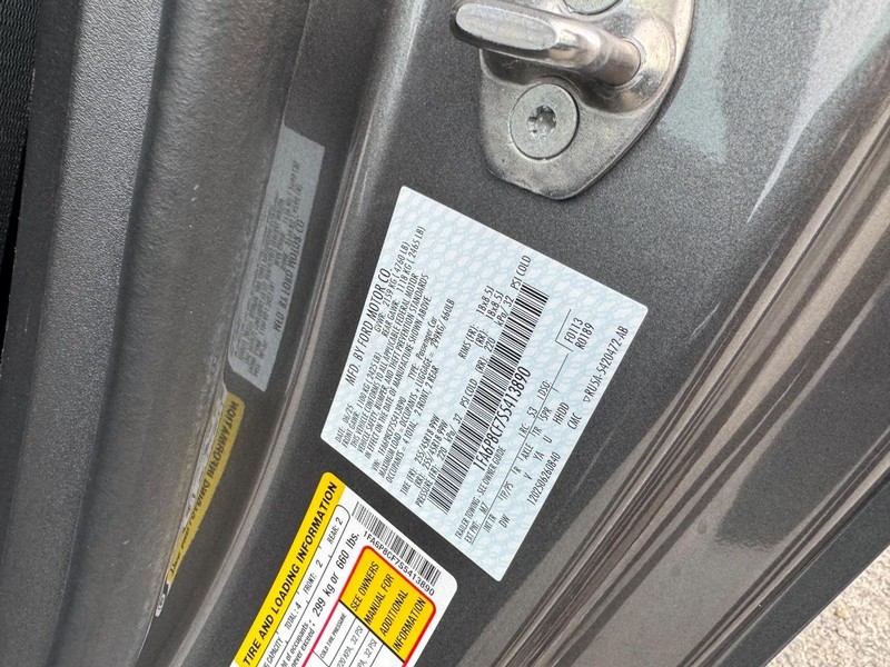 Ford Mustang Vehicle Full-screen Gallery Image 23