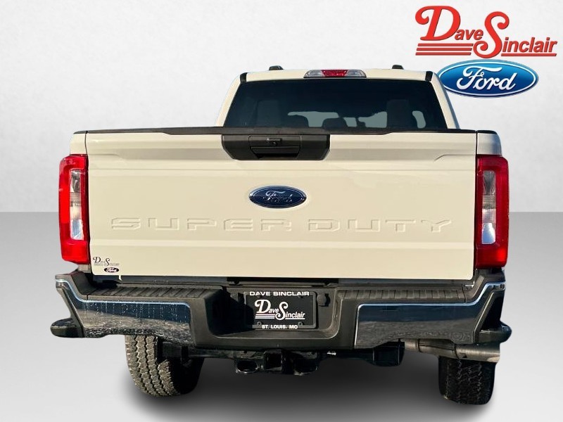 Ford Super Duty F-250 SRW Vehicle Full-screen Gallery Image 08