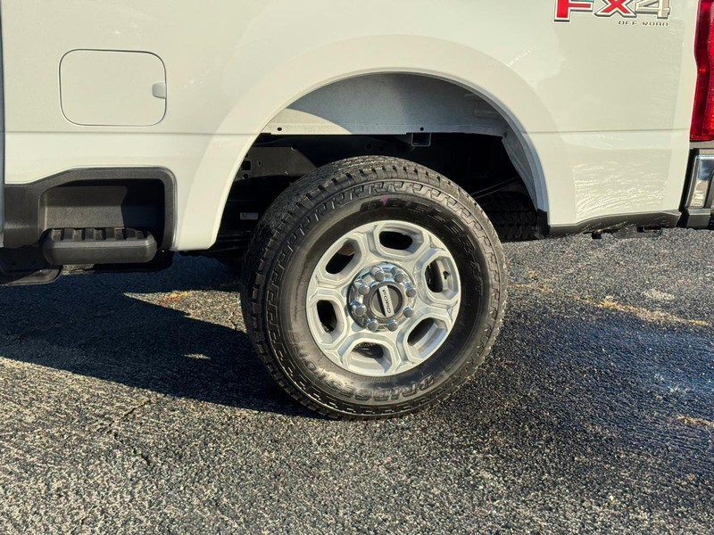 Ford Super Duty F-250 SRW Vehicle Full-screen Gallery Image 11