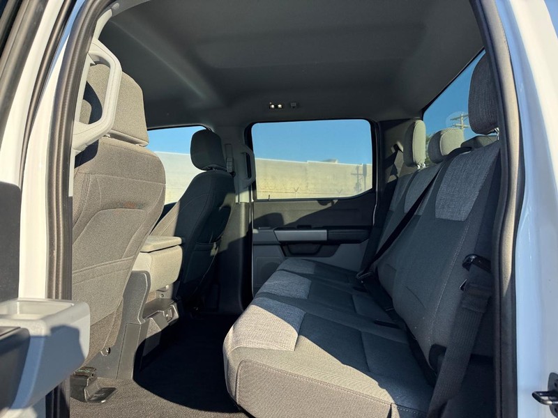 Ford Super Duty F-250 SRW Vehicle Full-screen Gallery Image 12