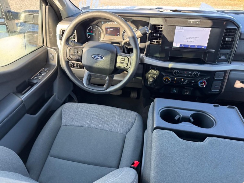 Ford Super Duty F-250 SRW Vehicle Full-screen Gallery Image 13