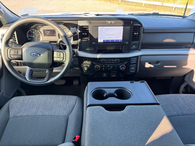 Ford Super Duty F-250 SRW Vehicle Full-screen Gallery Image 14