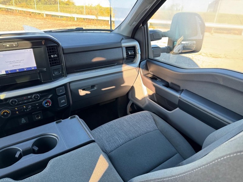 Ford Super Duty F-250 SRW Vehicle Full-screen Gallery Image 15