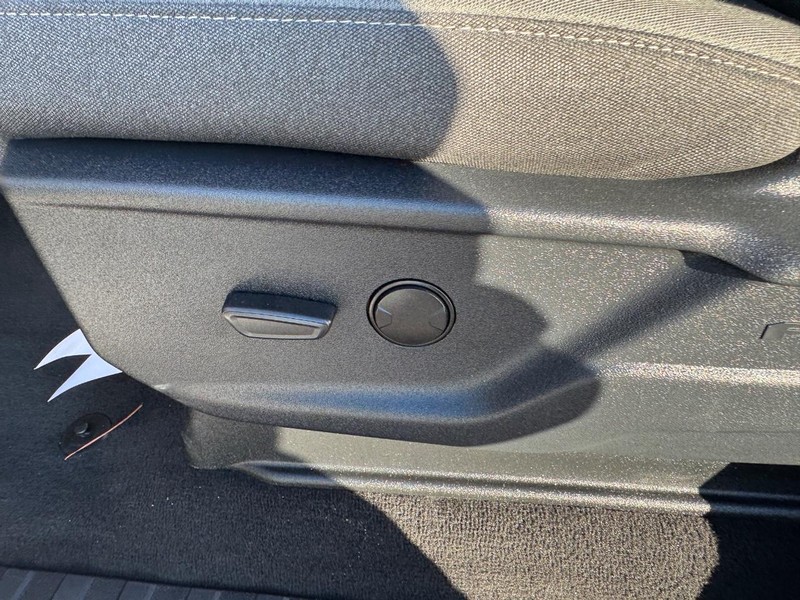 Ford Super Duty F-250 SRW Vehicle Full-screen Gallery Image 16