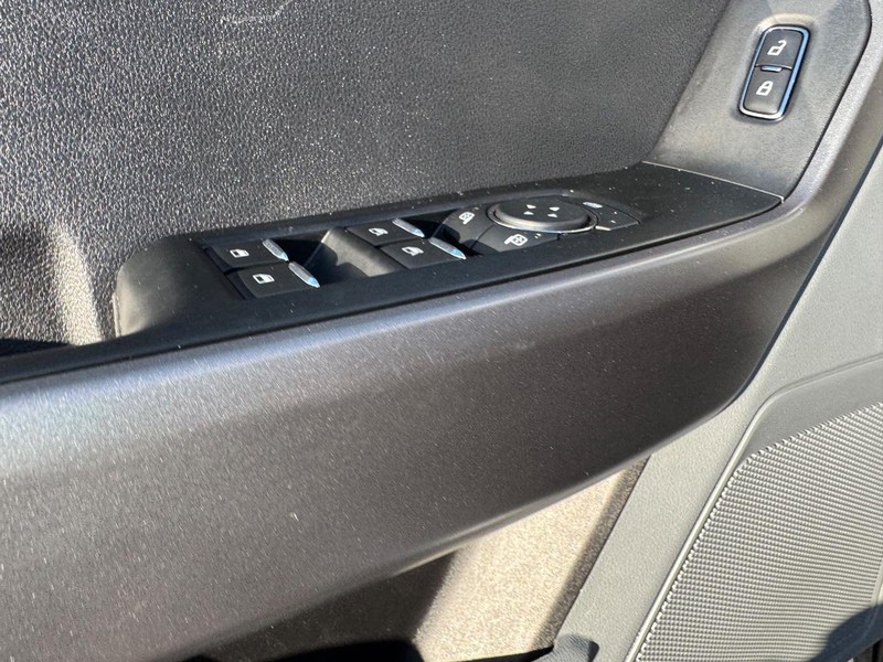 Ford Super Duty F-250 SRW Vehicle Full-screen Gallery Image 17