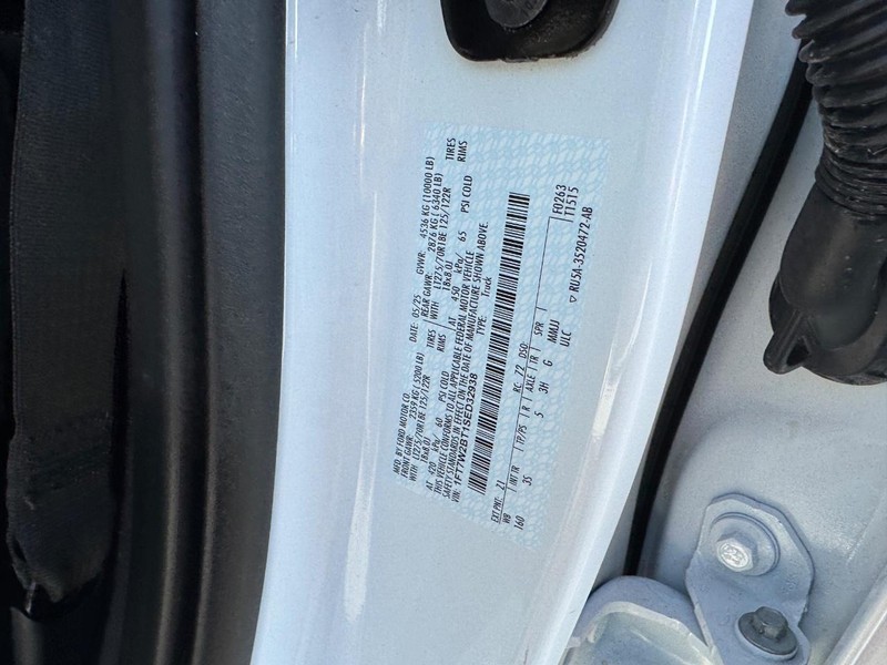 Ford Super Duty F-250 SRW Vehicle Full-screen Gallery Image 23