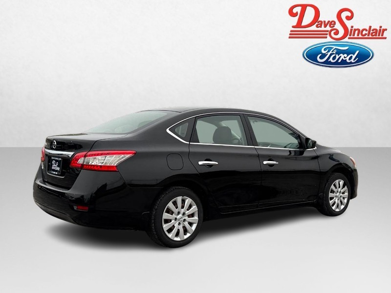 Nissan Sentra Vehicle Full-screen Gallery Image 07