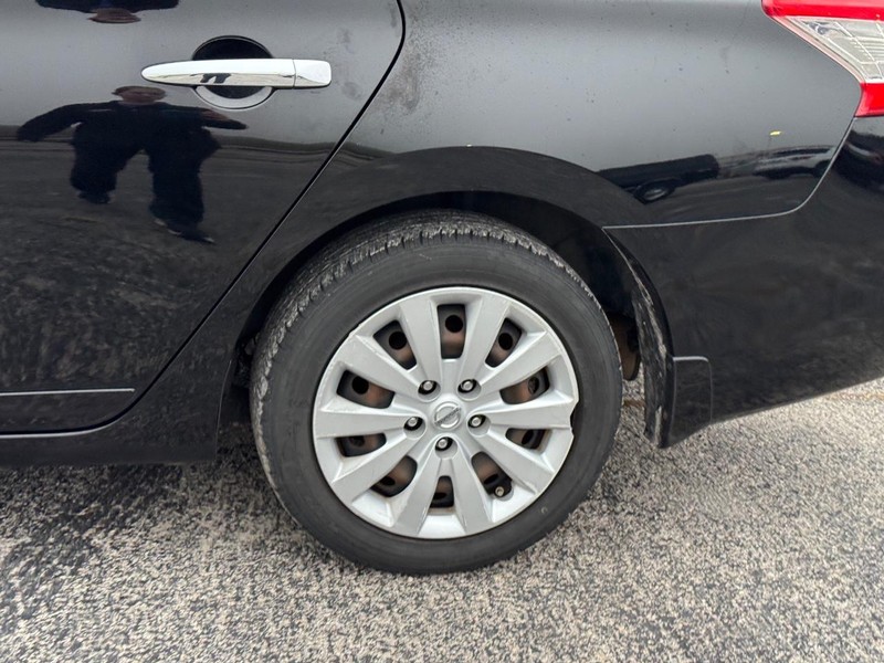 Nissan Sentra Vehicle Full-screen Gallery Image 11