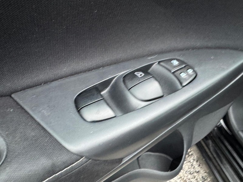 Nissan Sentra Vehicle Full-screen Gallery Image 17